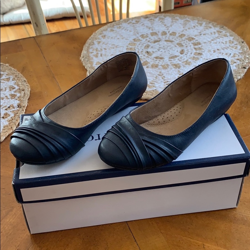 Croft & Barrow navy blue comfort fit flats size 6